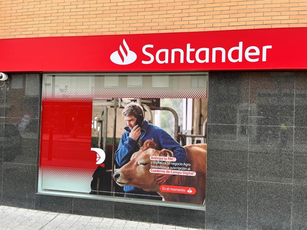 Archivo - Santander financia al sector agroalimentario cántabro con 46 millones de euros en 2025, un 20% más
