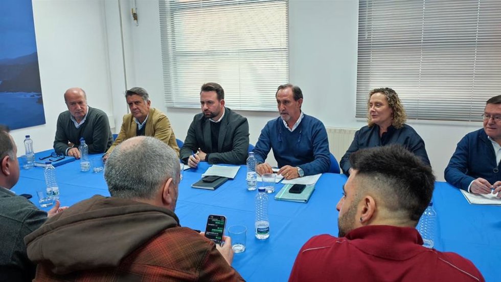 El presidente del PP de Asturias, Álvaro Queipo, se reúne con sindicatos CCOO y UGT para abordar la situación de Hunosa.