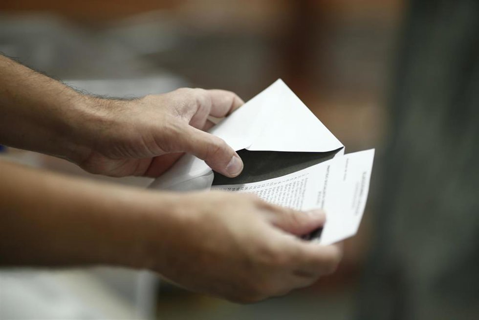 Archivo - Sobres electorales