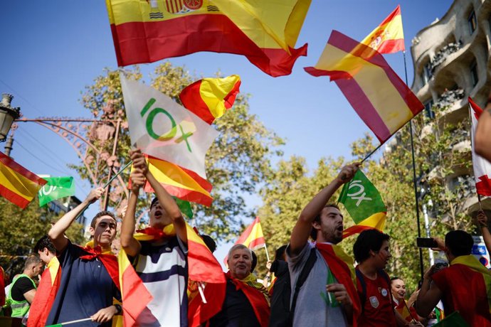 Archivo - Manifestantes con banderas de Vox durante la manifestación organizada por Espanya i Catalans, a 12 de octubre de 2023, en Barcelona, Catalunya (España). Espanya i Catalans ha marchado hoy por la plaza de Cantalunya con motivo del Día de la Hispa