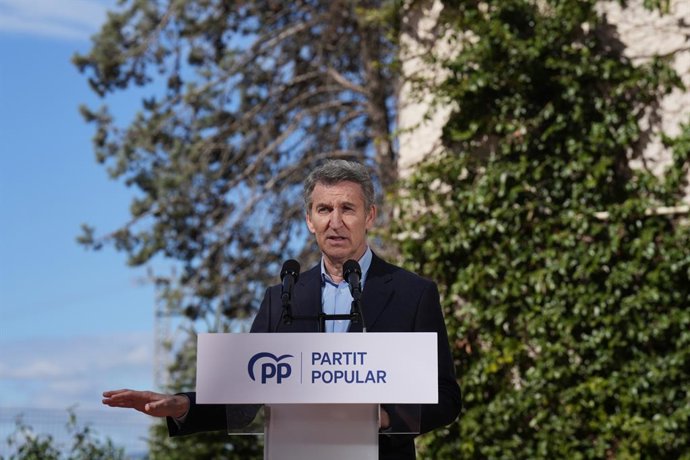 O presidente do PP, Alberto Núñez Feijóo, em entrevista coletiva à imprensa em Granollers (Barcelona) após visitar uma fábrica da Pastas Gallo.