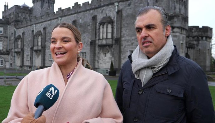 La presidenta del Govern, Marga Prohens, visita a los estudiantes baleares que cursan un trimestre en la ciudad irlandesa de Kilkenny