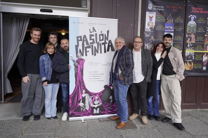 El protagonista de la obra, Pepón Nieto (centro izquierda) y el diputado de Cultura, José María Bravo (centro derecha) con el resto del Elenco y el director del Juan Bravo, , Marco Costa, en la presentación de 'La pasión infinita'.