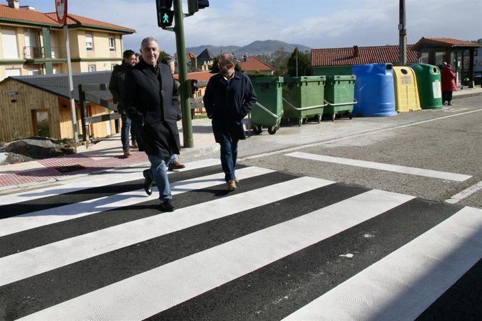 El consejero de Fomento en un paso de cebra en Miengo
