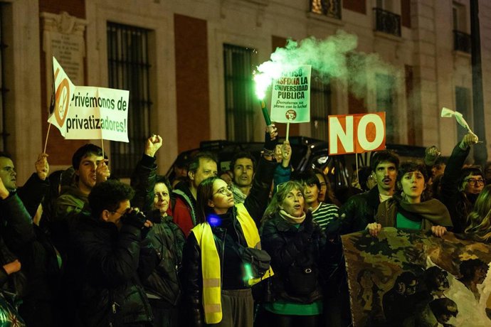 Archivo - Decenas de personas durante la manifestación universitaria por la educación pública, a 27 de noviembre de 2025, en Madrid (España). 