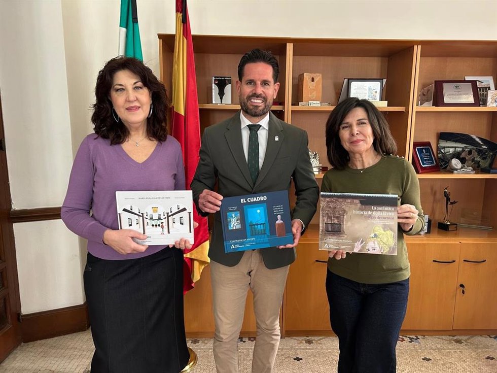 El delegado de Cultura y Deporte de la Junta en Granada, David Rodríguez, ha presentado en Granada los tres volúmenes dedicados a los museos de la ciudad dentro de la colección 'Cuéntame un museo'.