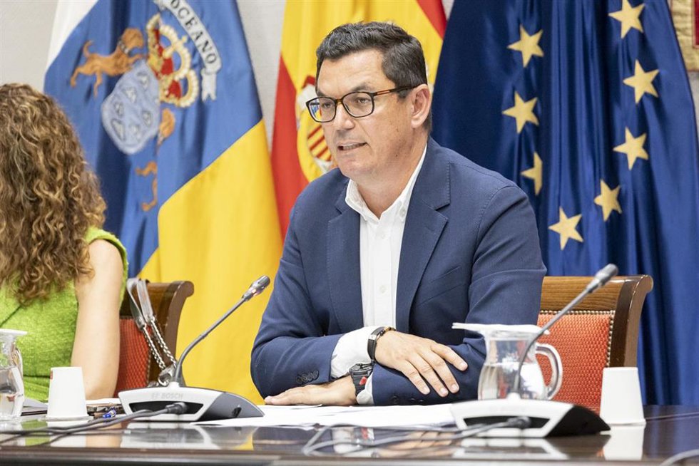 Archivo - El consejero de Obras Públicas, Vivienda y Movilidad del Gobierno de Canarias, Pablo Rodríguez, en comisión parlamentaria