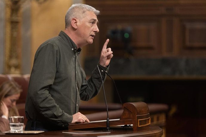 El diputado de EH Bildu, Oskar Matute, durante una sesión plenaria extraordinaria en el Congreso de los Diputados