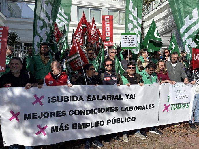 Mobilização do CSIF da Andaluzia, juntamente com outras organizações sindicais, para exigir melhores condições de trabalho para os funcionários da Agência Estatal de Meteorologia (Aemet).