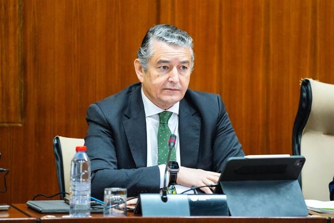 El consejero de Sanidad, Presidencia y Emergencias, Antonio Sanz, en la Comisión del Parlamento de Andalucía.