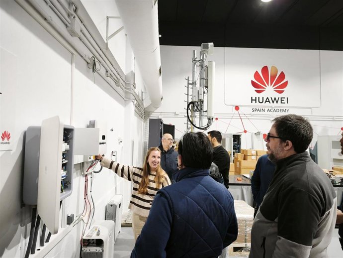 La Huawei Spain Academy Forma En Competencias Digitales A 10.000 Personas En 2025, Su Primer Año En España
