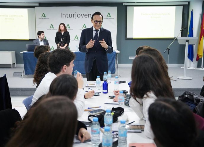 El consejero de Universidad, José Carlos Gómez Villamandos, se dirige a los participantes al acto inaugural de la asamblea final del 10º Parlamento Científico de Jóvenes en Sevilla. A 19 de febrero, en Sevilla (Andalucía, España).
