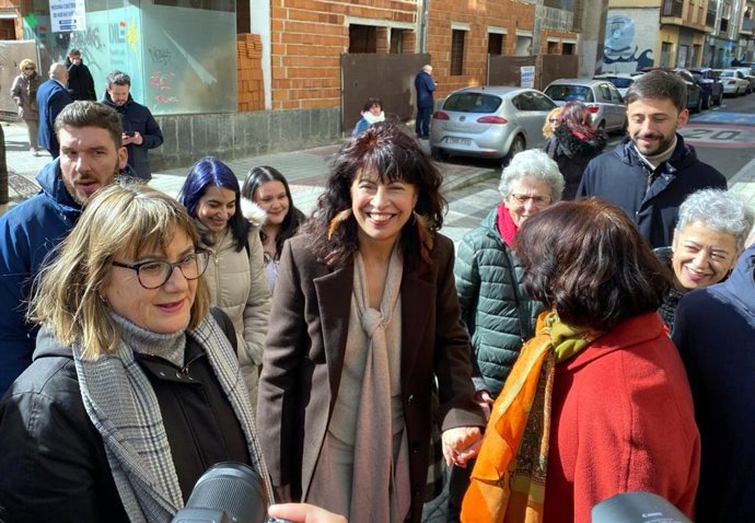 La ministra de Igualdad, Ana Redondo, en el barrio del Oeste de Salamanca.