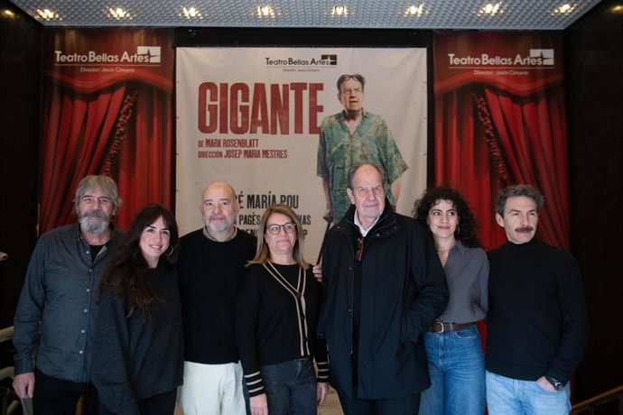 Los actores José María Pou (3d), Victoria Pagés (4i), Pep Planas (d), Claudia Benito (2i), Aída Llop (2d) y Jep Barceló (i), y el director Josep Maria Mestres (3i), durante la presentación de la obra de teatro ‘Gigante’, en la sala de ensayos Pentación, a
