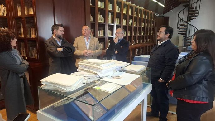 El delegado de la Zona Franca de Cádiz, Fran González, en una visita a la Fundación Rafael Alberti en El Puerto de Santa María (Cádiz)