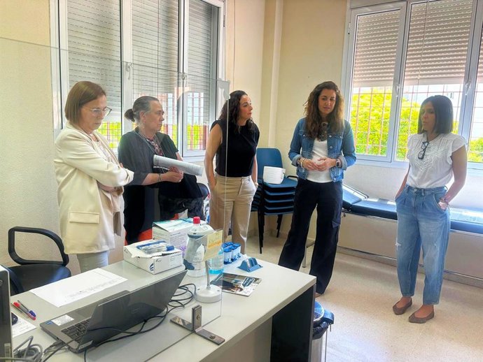 La responsable del Área de Servicios Sociales, Familias e Igualdad de la Diputación de Cádiz, Paula Conesa, en una visita al Centro de Tratamiento de Adicciones (CTA) de Algeciras. ARCHIVO.