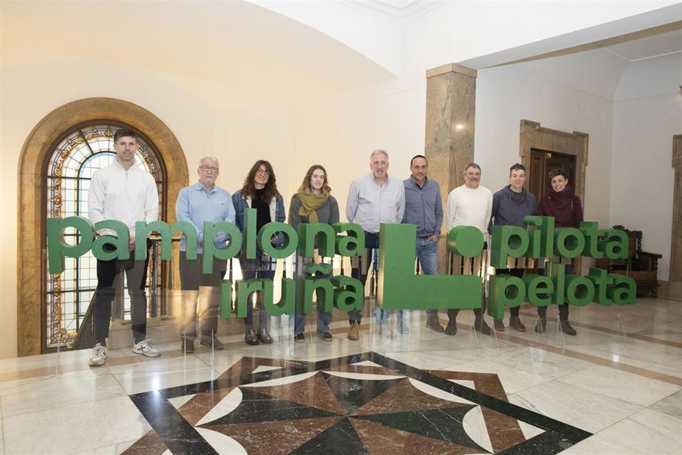 El alcalde de Pamplona, Joseba Asiron, con el Comité Científico del Congreso Internacional de Pelota Vasca.