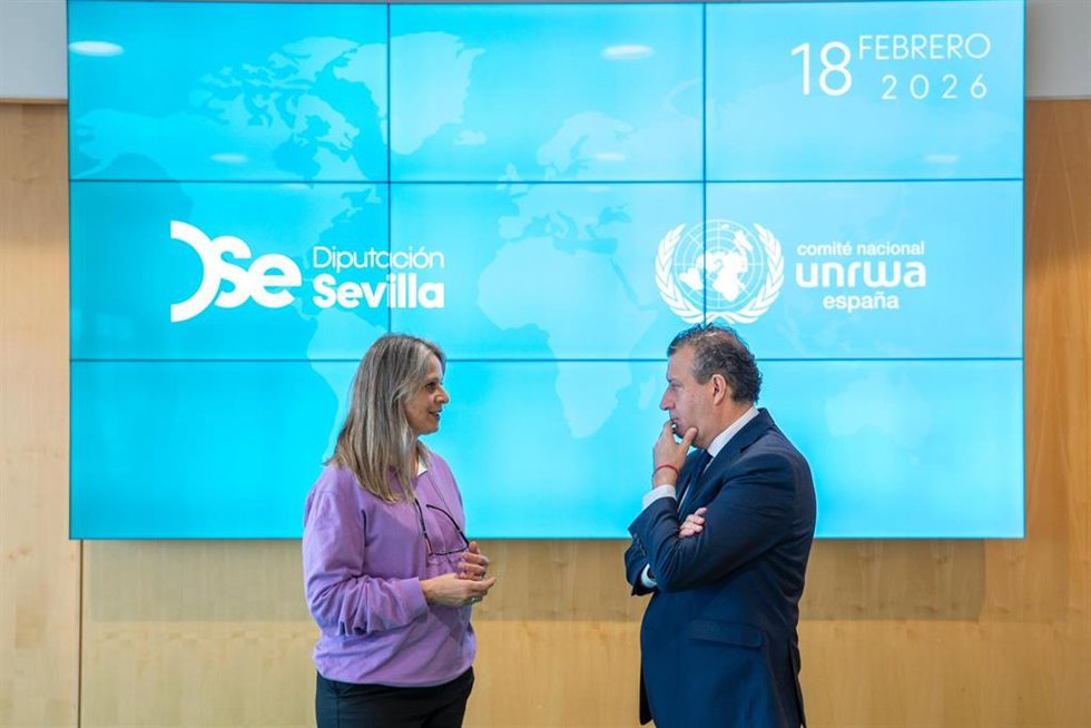 Reunión del presidente de la Diputación de Sevilla, Javier Fernández, y la directora ejecutiva del Comité Español de la Unrwa, Raquel Martí