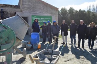 El delegado de Empleo, Empresa y Trabajo Autónomo de la Junta en Granada, Javier Martín Cañizares, y el alcalde de Baza, Pedro Ramos, visitan la escuela rural del barrio Perchel.
