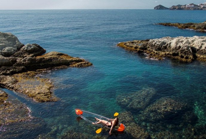 Un kayak transparente recorre la costa del Parque Natural del Cabo de Gata-Níjar (Almería).