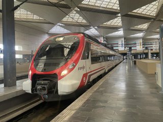 Archivo - Panel información salidas y llegadas, AVE, cercanias, estación, estación Delicias, RENFE, tren, Zaragoza, pasajeros, maletas, billete