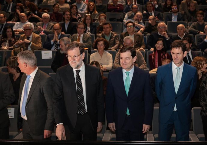 En el medio, el expresidente del Gobierno Mariano Rajoy junto al presidente de la Junta y del PP de Castilla y León, Alfonso Fernández Mañueco, en el encuentro 'El arte de gobernar' organizado por El Norte de Castilla.