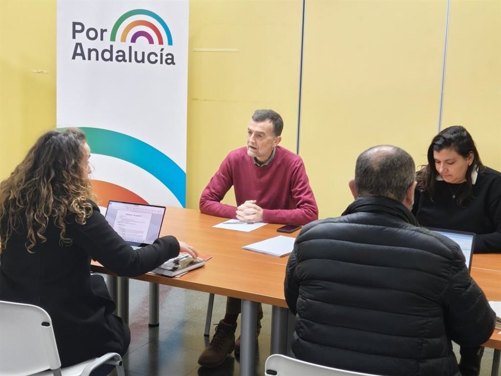 Imagen de este miércoles del encuentro del coordinador federal de IU y candidato de Por Andalucía a la Presidencia de la Junta, Antonio Maíllo, con una delegación de CCOO-A sobre educación. (Foto de archivo).