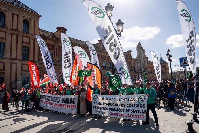 Manifestación convocada por los sindicatos contra la propuesta del Ayuntamiento para la externalización del servicio de limpieza municipal. 