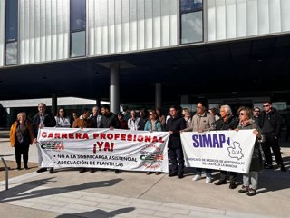 Facultativos concentrados en la puerta del Hospital Universitario de Cuenca.