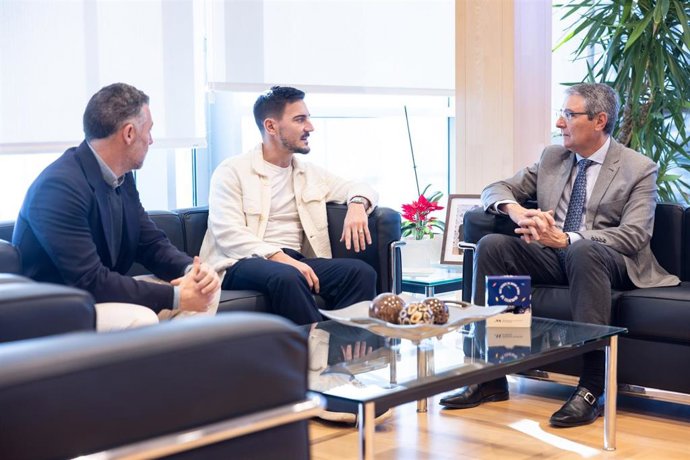 El presidente de la Diputación de Málaga, Francisco Salado, y el diputado de Deportes, Juan Rosas, dialogan con el karateca Damián Quintero.