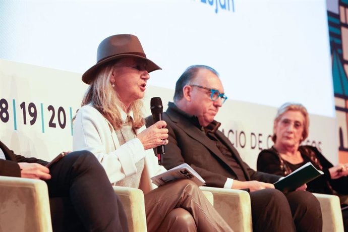 Matilde Almandoz interviene, junto a Arturo Bernal, durante la inauguración del congreso.