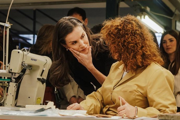 La Reina Letizia durante su visita a una fábrica de calzado en Elda (Alicante), el jueves 19 de febrero de 2026