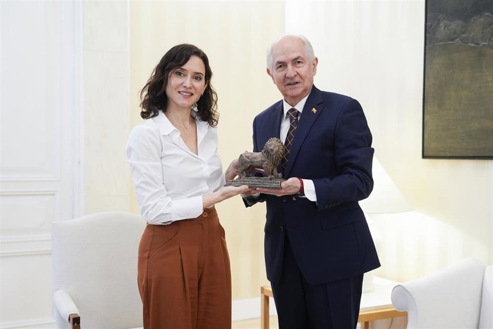 La presidenta de la Comunidad de Madrid, Isabel Díaz Ayuso, recibe al exalcalde de Caracas Antonio Ledezma.