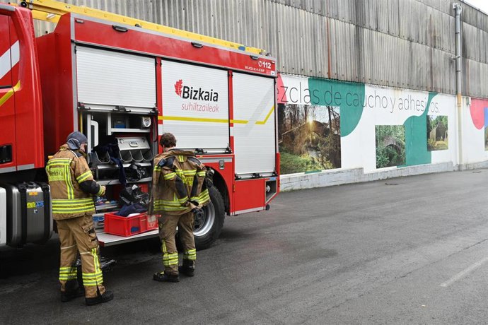 Un incendio en una empresa de Sopuerta (Bizkaia) obliga a desalojar la planta y una vivienda colindante