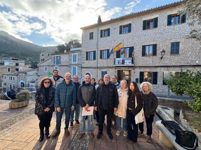 El PSIB y Per Estellencs tras el pleno donde se ha votado el nuevo plan de urbanismo.
