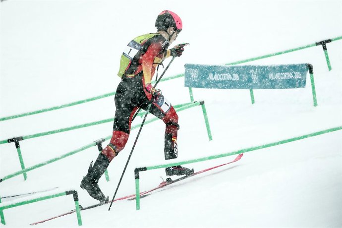 ITÁLIA, LOMBARDIA - 19 DE FEVEREIRO DE 2026: Oriol Cardona Coll, da Espanha, compete nas eliminatórias masculinas de esqui de montanha durante os Jogos Olímpicos de Inverno de 2026 na pista Stelvio da Estação de Esqui de Bormio, em Bormio, província de So