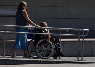 Archivo - Una persona en silla de ruedas.