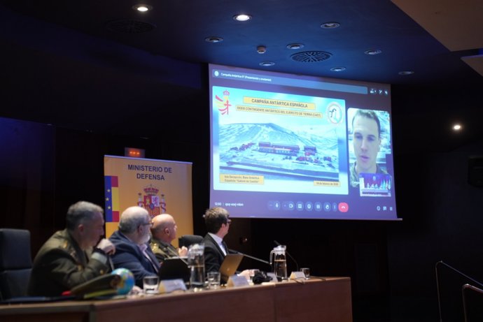 El capitán Pablo López en videoconferencia desde la Antártida.