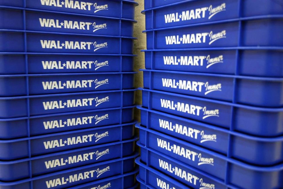 Archivo - FILED - 09 January 2004, Dortmund: Shopping baskets with the logo of the Walmart store chain is pictured in Dortmund. Photo: Bernd Thissen/dpa
