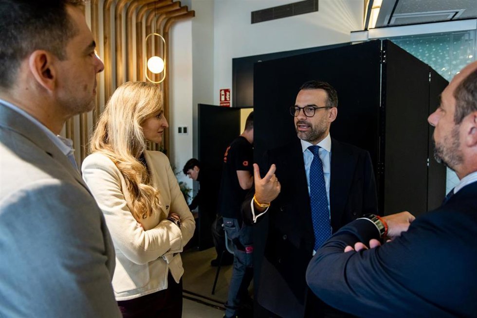 El director de Sostenibilidad de Banca de Empresas de CaixaBank en Canarias, Ignacio Muñoz, la directora general de Philip Morris Canarias, Ana Quintanilla, y el director general de Lopesan Hotel Group, José Alba, durante el encuentro informativo Philip