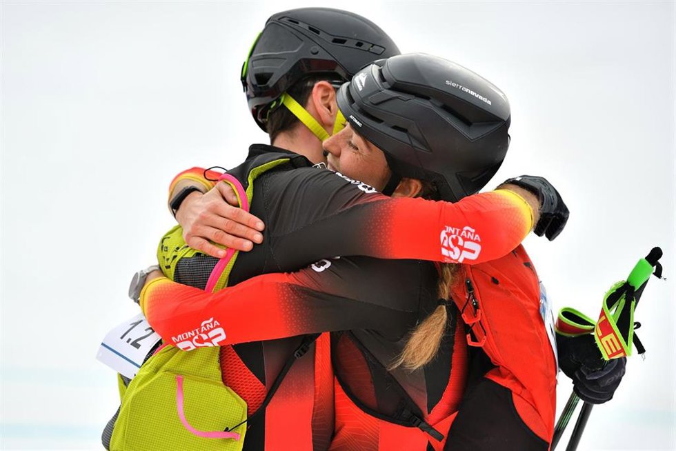 Archivo - Los españoles Ana Alonso y Oriol Cardona se abrazan en la Copa del Mundo de Esquí de Montaña.
