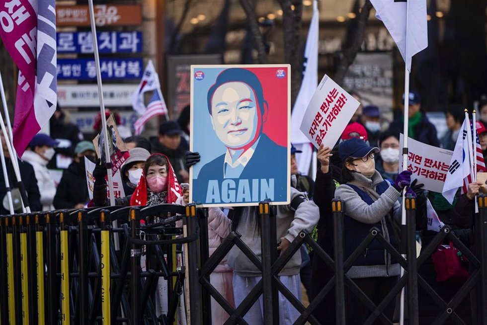 Imagen de archivo de seguidores del expresidente surcoreano Yoon Suk Yeol junto a los juzgados en los que ha sido condenado a cadena perpetua.
