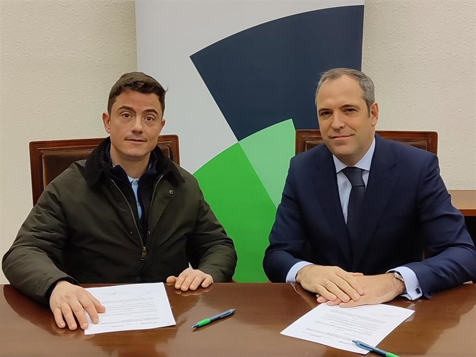 El director territorial Norte de Unicaja, Iñaki Pradera, y el presidente de UGAM COAG, Luis Pérez Portilla, renuevan su acuerdo sobre la PAC 2026.