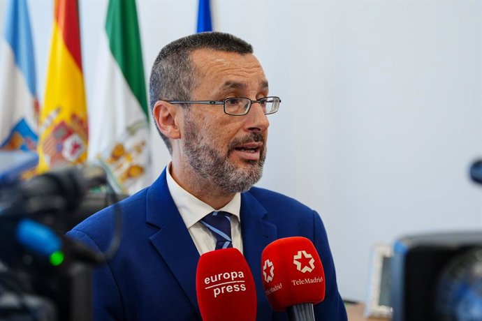 Archivo - Arquivo - O prefeito de La Línea de la Concepción, José Juan Franco Rodríguez, atende à imprensa. Em 12 de junho de 2025, em La Línea de la Concepción, Cádiz (Andaluzia). A União Europeia e o Reino Unido chegaram a um acordo nesta quarta-feira.