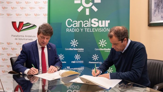 El director general de Canal Sur, Juande Mellado, y el presidente de la Plataforma Andaluza de Voluntariado, Armando Rotea