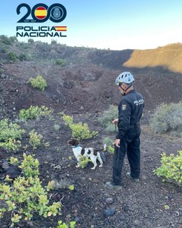Un agente de la Policía Nacional con su perro 'Rony'
