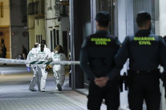 Varios agentes de la Guardia Civil en el domicilio de Xilxes donde un hombre presuntamente mató a su exmujer y su hija de 12 años 
