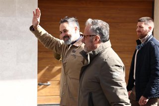 El presidente de VOX, Santiago Abascal (i), y el candidato de VOX a la Presidencia de la Junta de Castilla y León, Carlos Pollan (d), atienden a los medios de comunicación tras un acto electoral, a 19 de febrero de 2026, en Peñafiel, Valladolid (España)