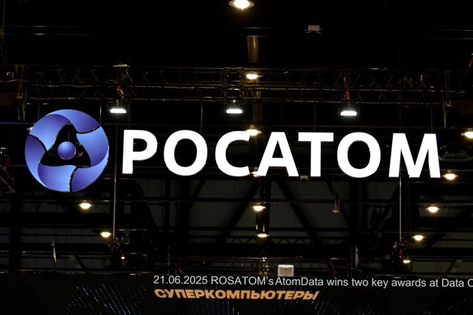 Archivo - Logo del operador estatal nuclear de Rusia, Rosatom, durante una feria en San Petersburgo en junio de 2025 (archivo)