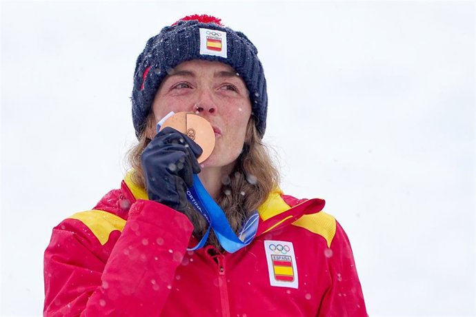 Ana Alonso besa su medalla de bronce